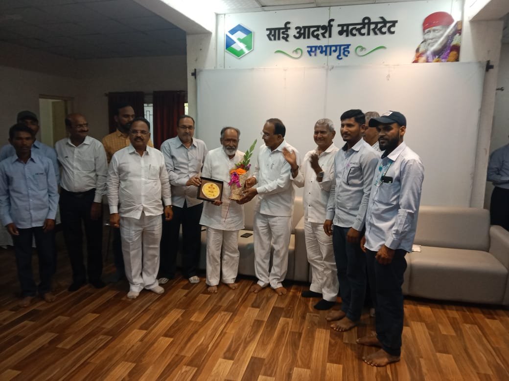 दिनकर उर्फ बाळासाहेब रघुनाथ मैड यांना साई आदर्श मल्टी स्टेट को.ऑफ क्रेडिट सोसायटी संस्थेकडून 'उत्कृष्ट सोनार पुरस्कार' प्रदान