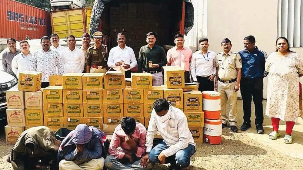 नाशिक अहिल्यानगरच्या सीमेवर बनावट दारूचा कारखाना उद्ध्वस्त; २१ लाखांच्या मुद्देमालासह चौघांना बेड्या! परप्रांतीय 