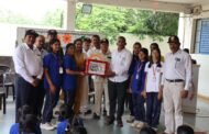 सीमेवरील जवानांप्रती कृतज्ञता व्यक्त करण्यासाठी डेरे स्कूलमध्ये ‘एक राखी सैनिकांसाठी’ उपक्रम: रक्षाबंधनानिमित्त विद्यार्थ्यांनी बांधल्या माजी सैनिकांना राख्या