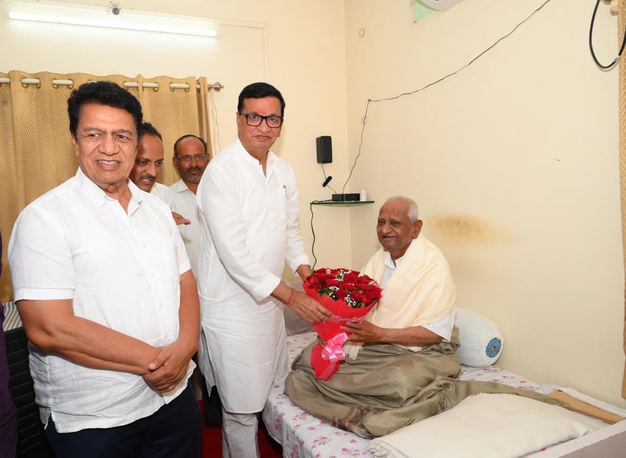 माजीमंत्री बाळासाहेब थोरात यांनी घेतली पद्मभूषण अण्णा हजारे यांची भेट: राळेगणसिद्धी येथे जाऊन अण्णांच्या प्रकृतीची आस्थेवाईकपणे चौकशी