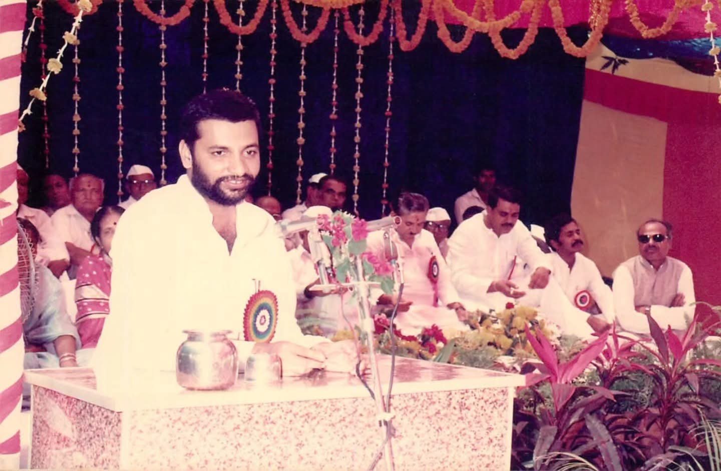 काँग्रेस नेते बाळासाहेब थोरात यांच्या 1980 च्या फोटोची सोशल मीडियावर धूम ट्रेंडमध्ये आम्ही 1980 चे ओरिजनलला युवकांची मोठी पसंती