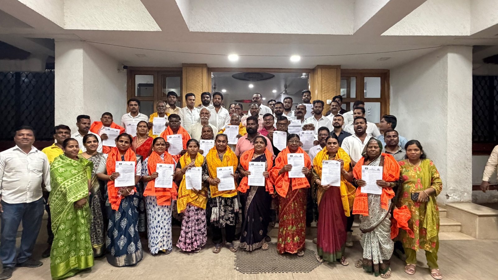 शिर्डीतील राजवाडा परिसरातील निवासी अतिक्रमणे नियमाकुल; लाभार्थ्यांना मालकी हक्कांचे पट्टे वितरित: भाजप प्रदेश उपाध्यक्ष डॉ. सुजय विखे पाटील यांच्या हस्ते पत्र आदेश वाटप
